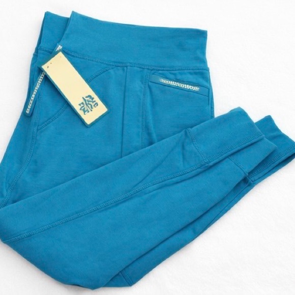 ALL IN MOTION Woman's High-Rise Leggings with Zipper Pockets - Picture 7 of 9